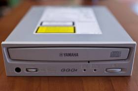 SCSI CD-RW Yamaha CRW8824S